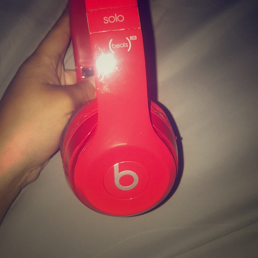 Solo (red) Beats and comes with cord